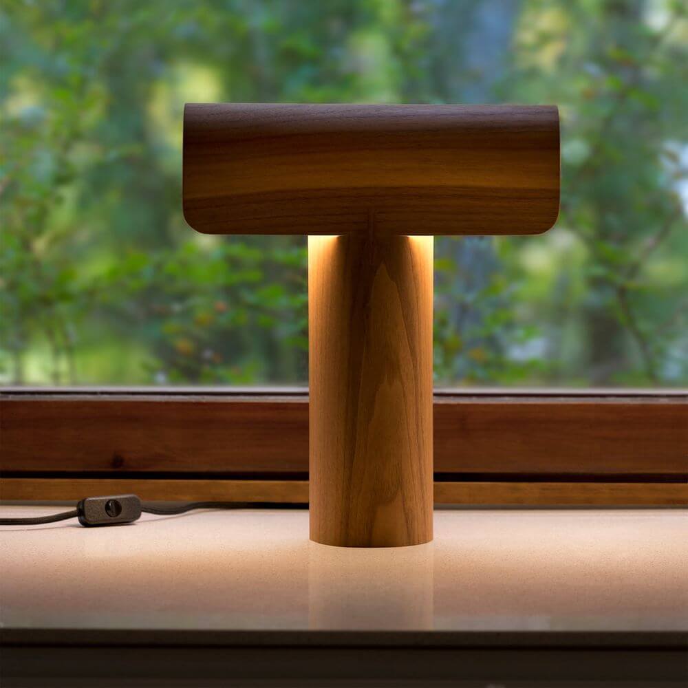 Tischleuchte Teelo 8020 aus Holz 38cm mit skulpturaler Form und warmem Licht.