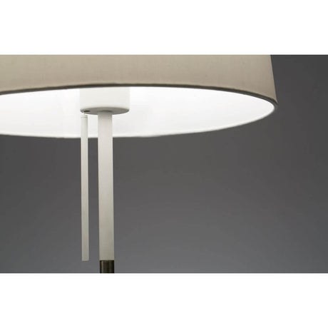 Tischleuchte VOLTA Nickel-Matt, Weiß mit schickem Lampenschirm und modernen Designelementen.