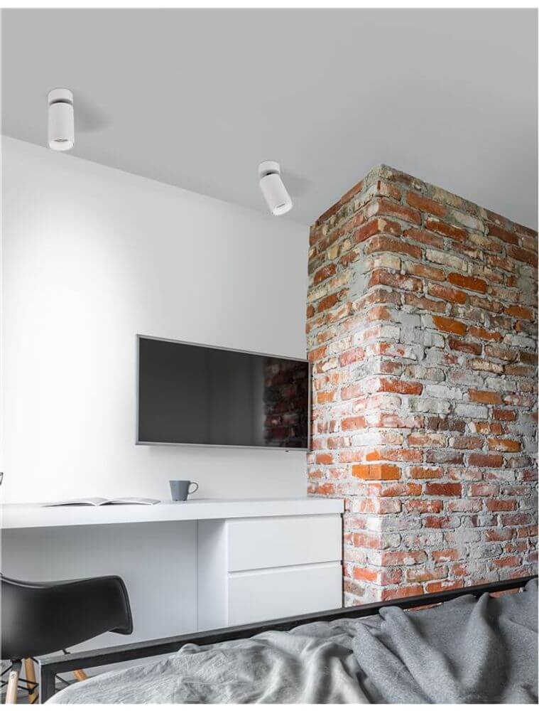 Tod Deckenleuchte GU10 2-flammig in modernem Raum mit Backsteinwand und TV.