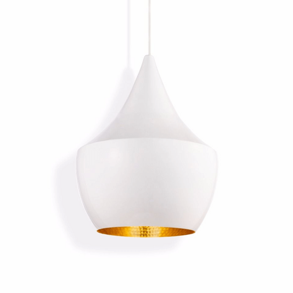 Tom Dixon Beat Fat LED Hängelampe Ø 24cm mit weißem Äußeren und goldfarbener Innenseite.