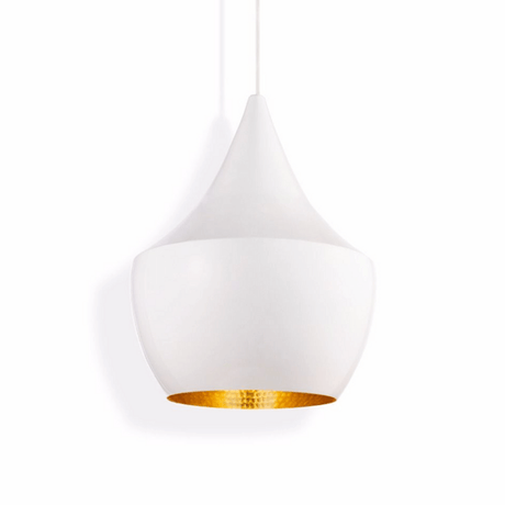 Tom Dixon Beat Fat LED Hängelampe Ø 24cm mit weißem Äußeren und goldfarbener Innenseite.
