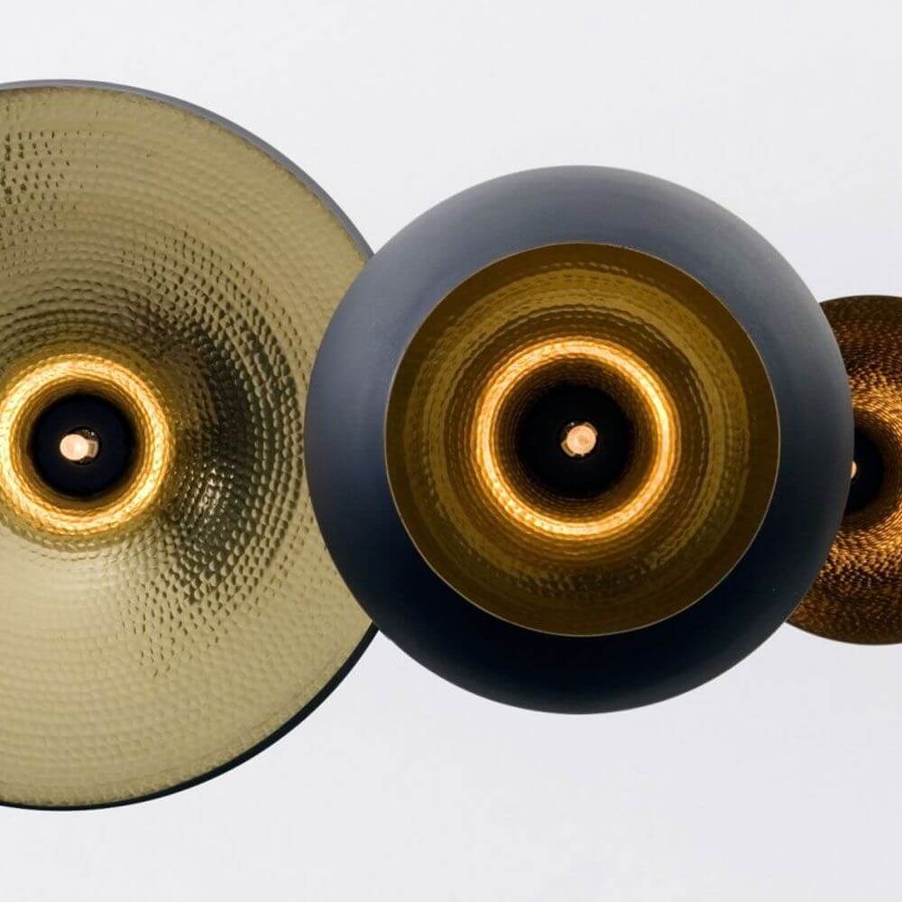 Tom Dixon Beat Linear Hängeleuchte 170cm Schwarz mit goldenen und schwarzen Lampenschirmen