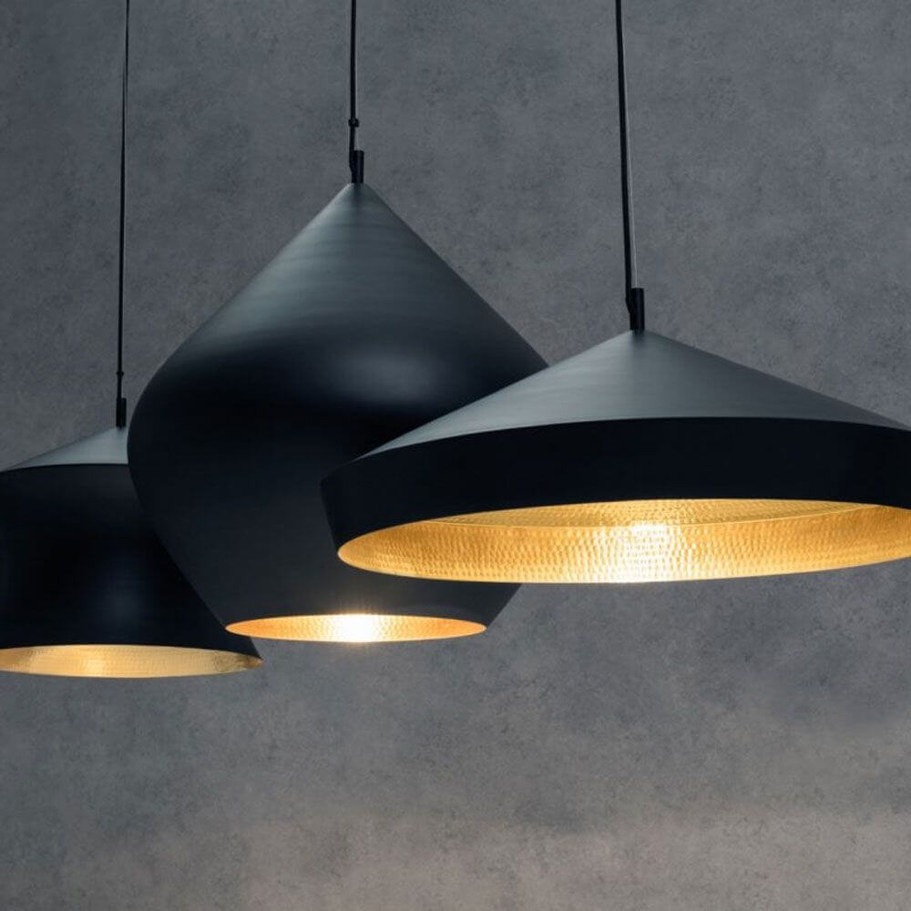 Tom Dixon Beat Linear Hängeleuchte 170cm Schwarz mit goldenem Innenleben und schwarzer Außenseite.
