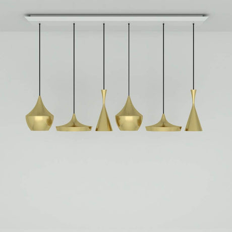 Tom Dixon Beat Range Pendellampe 6er 156cm mit goldfarbenen Leuchten in verschiedenen Formen an einer Decke.