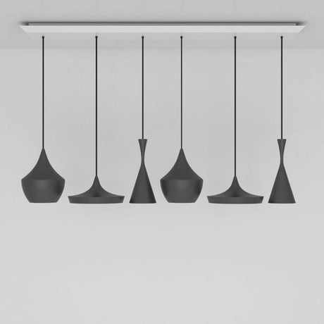 Tom Dixon Beat Range Pendellampe 6er 156cm, Gruppenansicht von sechs eleganten Pendelleuchten in Schwarz.
