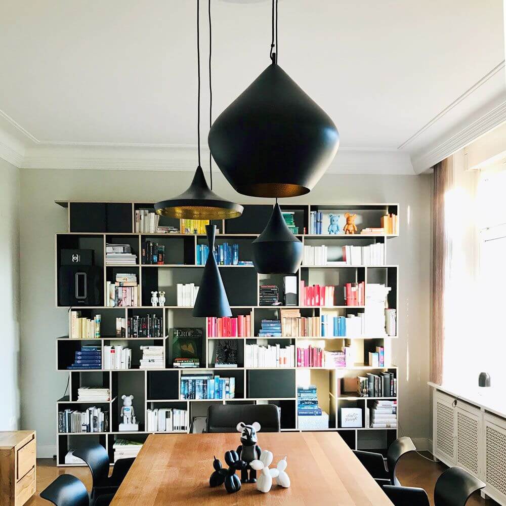 Tom Dixon Beat Round Hängelampe 4er Ø 85cm in modernem Wohnraum mit Bücherregal