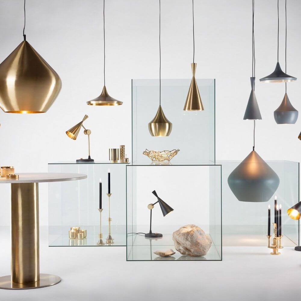 Tom Dixon Beat Round Hängelampe 4er Ø 85cm aus massivem Messing in einem modernen Interior-Design-Setup.