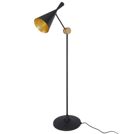 Tom Dixon Beat Stehleuchte verstellbar mit schwarzem Lampenschirm und goldenem Innenleben.