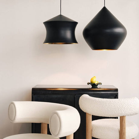 Tom Dixon Beat Stout Pendelleuchten in Schwarz, modernes Design über stilvollen Möbeln.