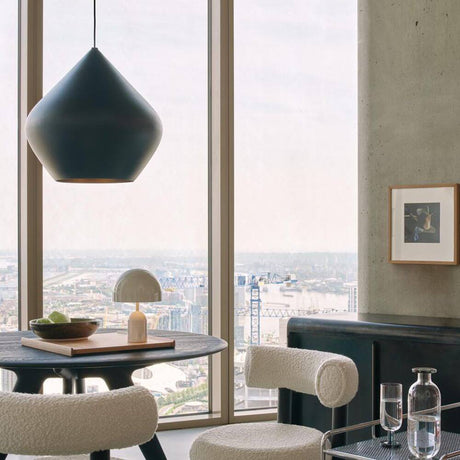Tom Dixon Beat Stout Pendelleuchte in edlem Schwarz, moderne Innenarchitektur mit Stadtblick.