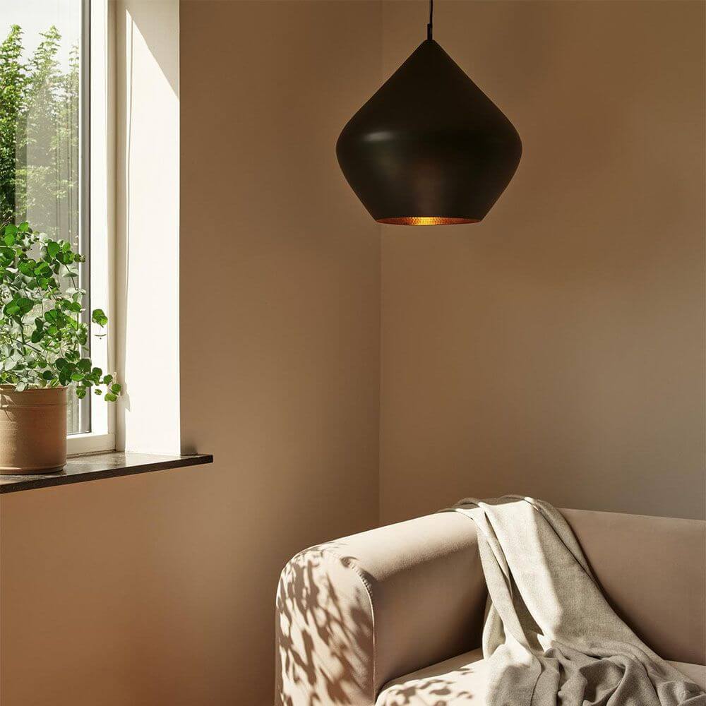 Tom Dixon Beat Stout Pendelleuchte in schwarz mit goldener Innenseite, ideal für modernes Wohnambiente.