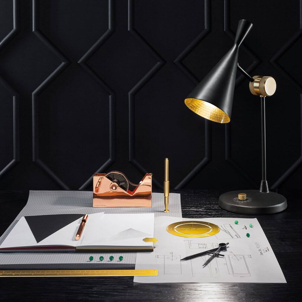 Tom Dixon Beat Tischleuchte mit Dimmer auf einem Schreibtisch mit Zeichnungsmaterial