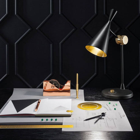 Tom Dixon Beat Tischleuchte mit Dimmer auf einem Schreibtisch mit Zeichnungsmaterial