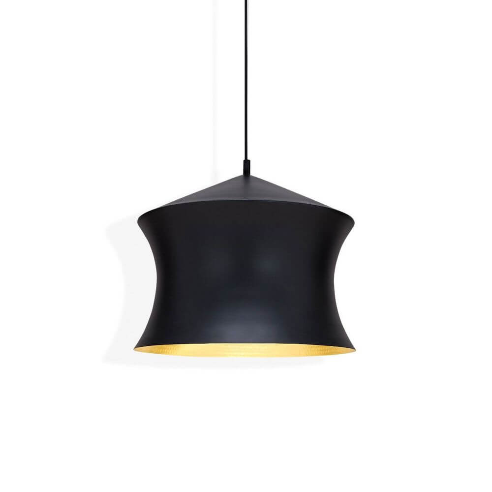 Tom Dixon Beat Waist LED Pendelleuchte Schwarz, Goldfarben über einer weißen Wand hängend.