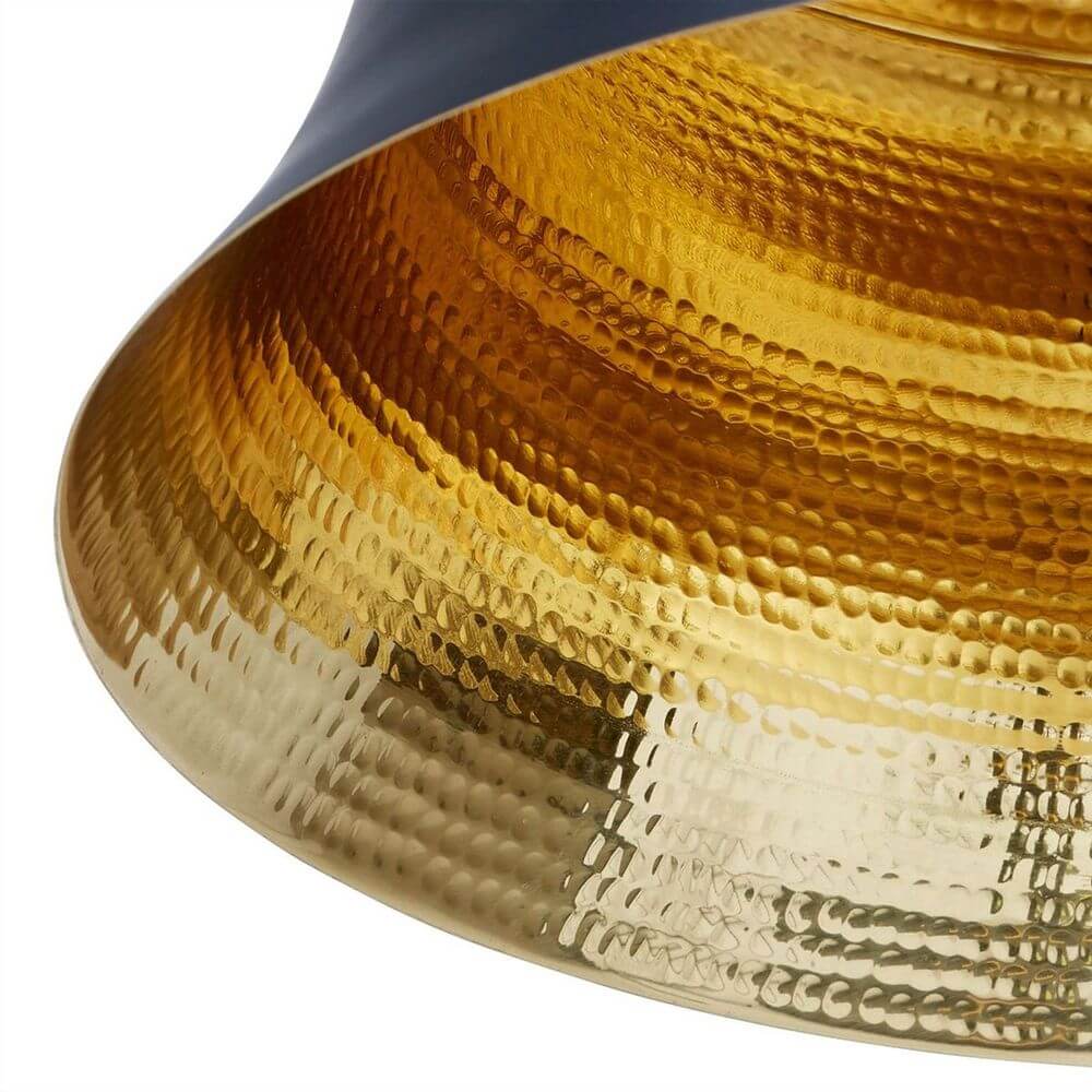Detailaufnahme der Tom Dixon Beat Waist LED Pendelleuchte Schwarz, Goldfarben mit gehämmerter Gold-Oberfläche.
