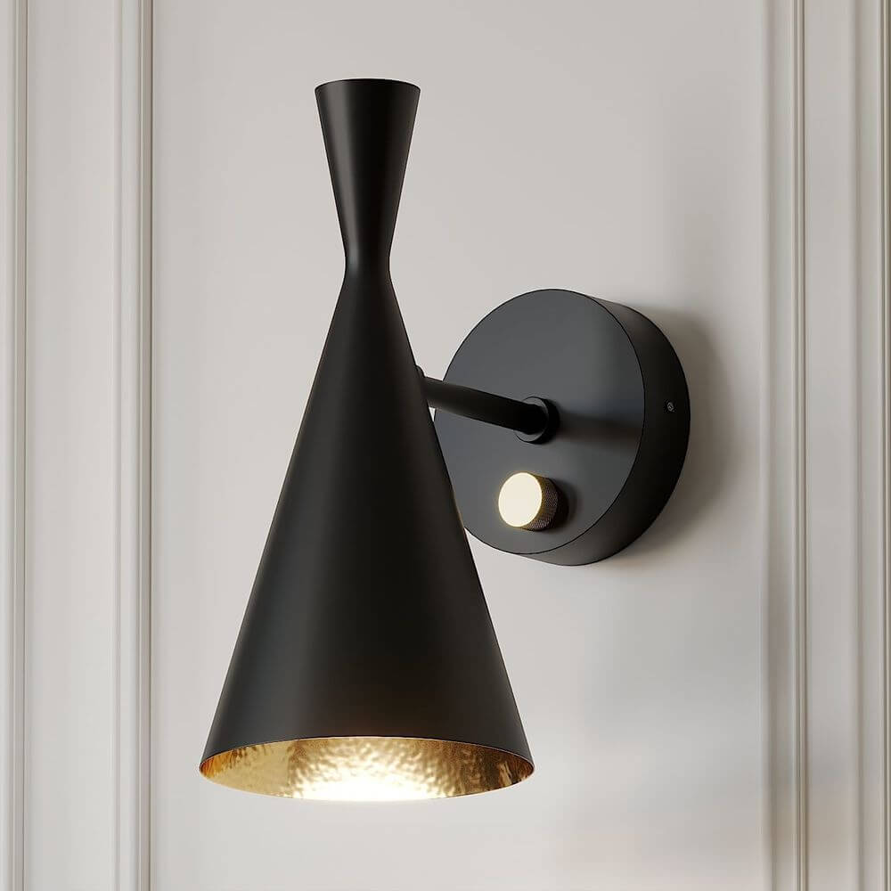 Tom Dixon Beat Wandleuchte verstellbar mit Dimmer in modernem Design und dimmbarer Lichtsteuerung.