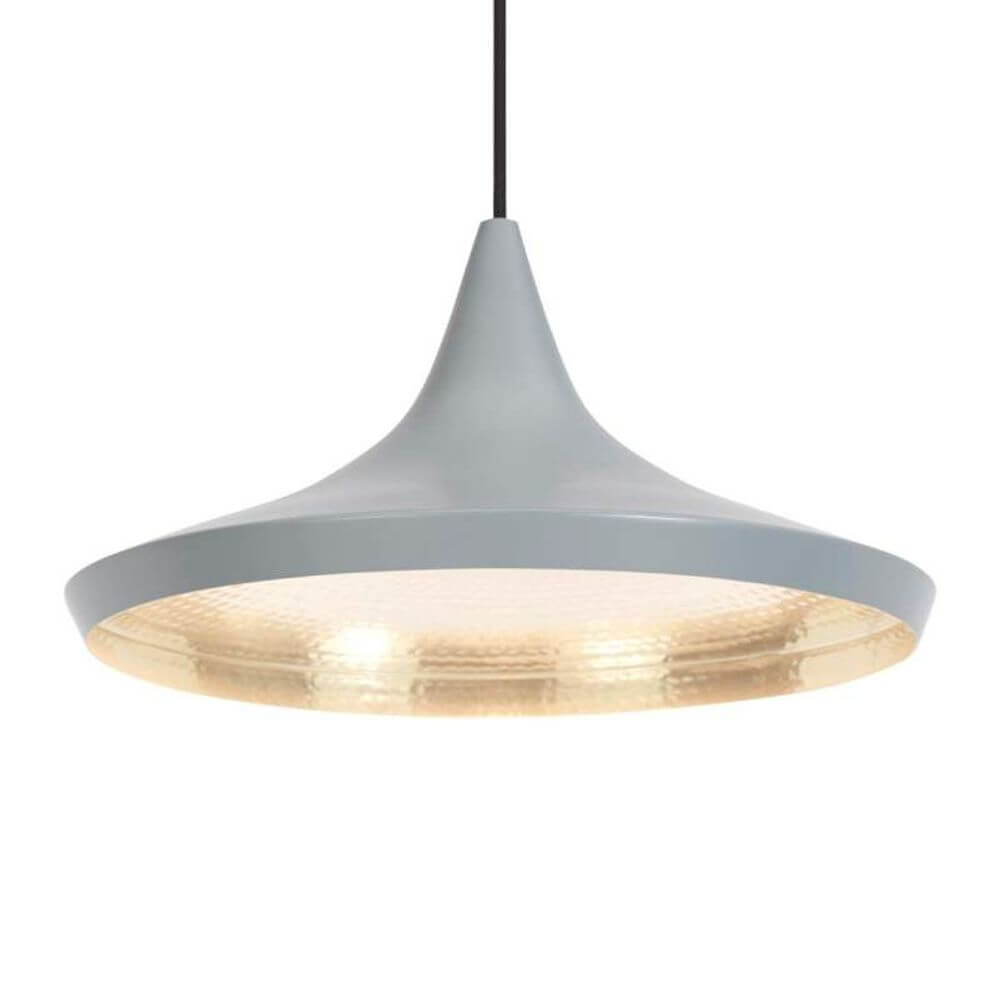 Tom Dixon Beat Wide LED Hängeleuchte Ø 36cm in elegantem Grau mit goldfarbenem Licht.