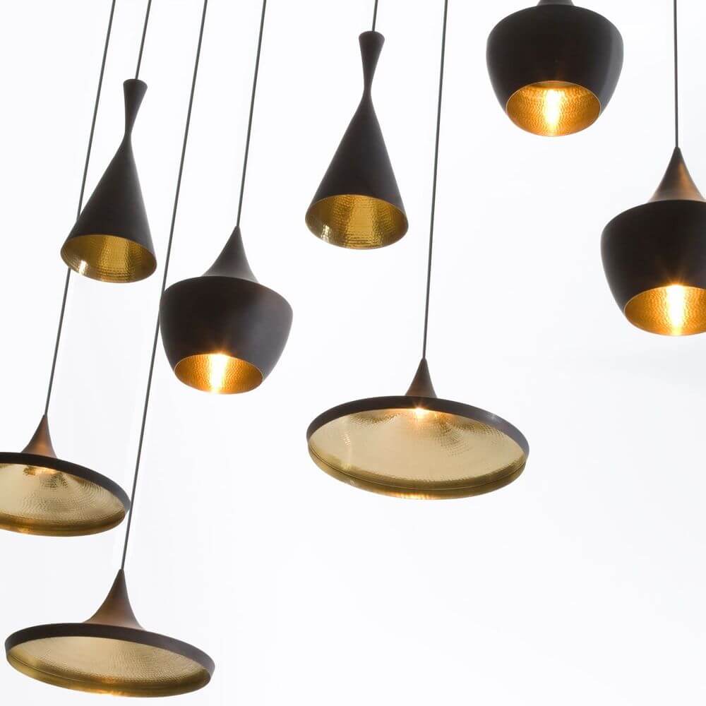 Tom Dixon Beat Wide LED Hängeleuchte in Schwarz und Gold, verschiedene geometrische Formen, moderne Raumbeleuchtung.