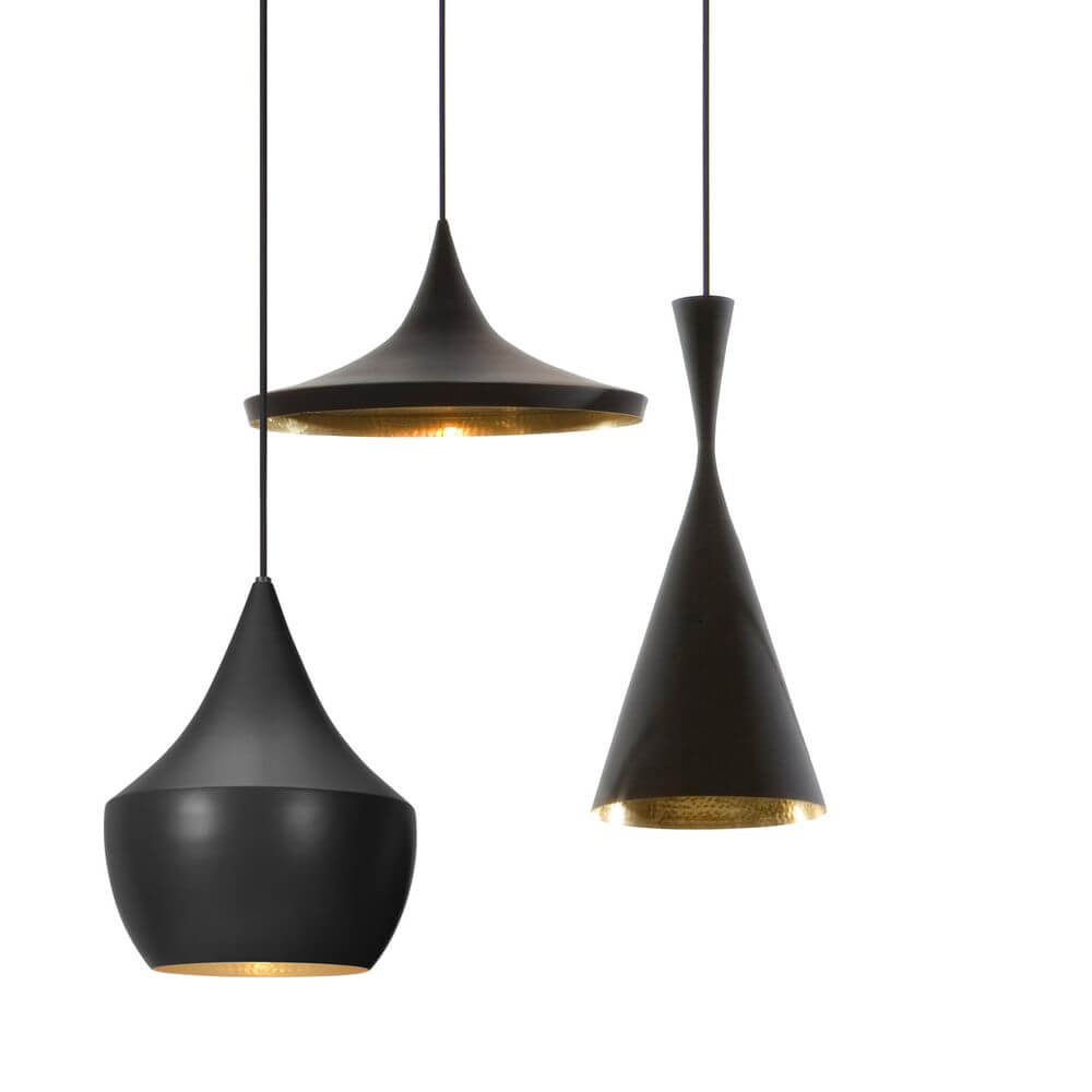 Drei hängende Tom Dixon Beat Leuchten in Schwarz mit goldenen Innenseiten, stilvolles Lichtdesign für moderne Räume.