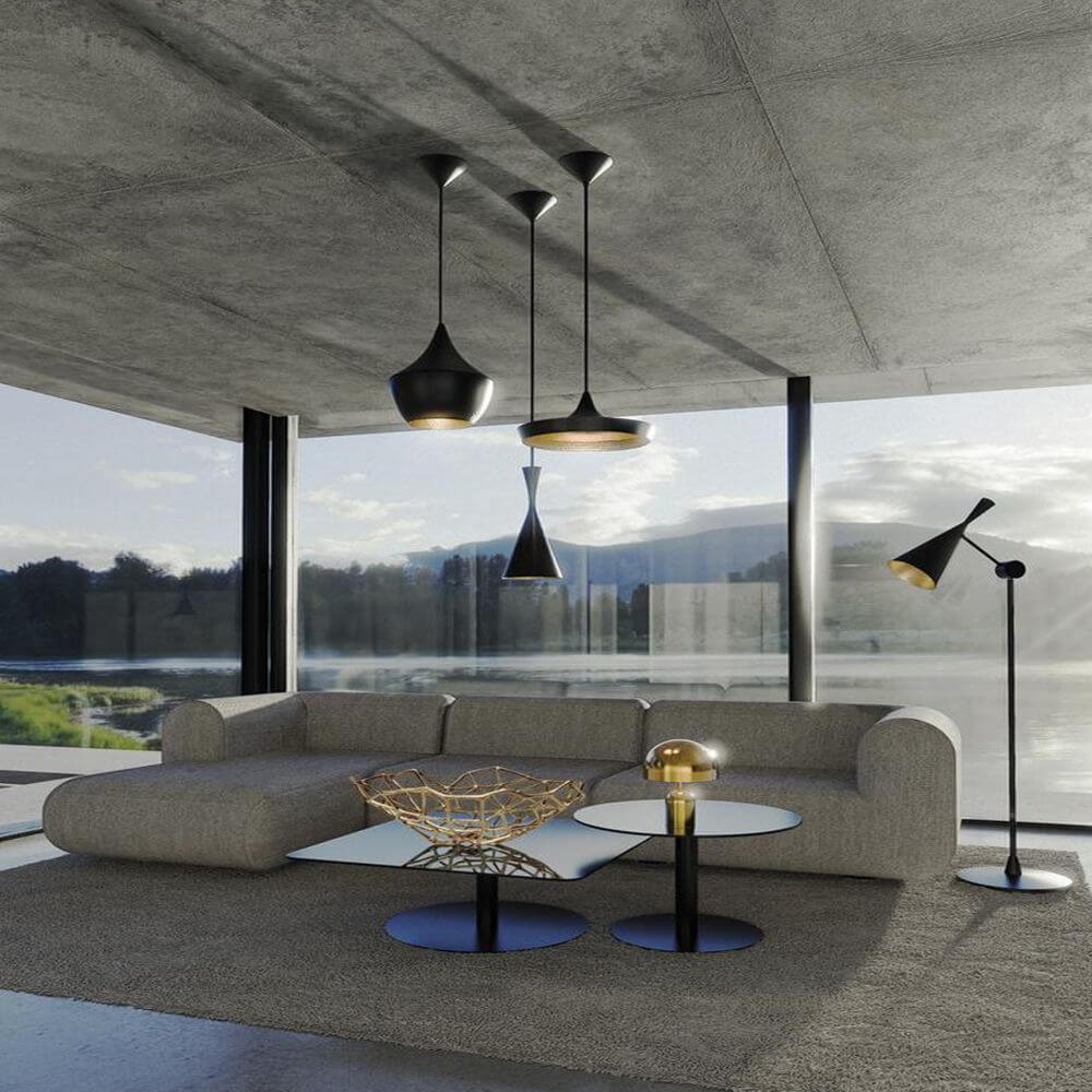 Helle Wohnlandschaft mit Tom Dixon Beat Wide Hängeleuchte, modernen Möbeln und großem Fenster im Hintergrund.