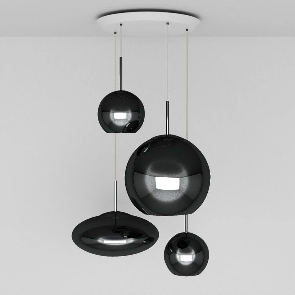 Tom Dixon Copper Round 4er Mobile Ø 95cm mit vier schwarz glänzenden Lampen in unterschiedlichen Größen.
