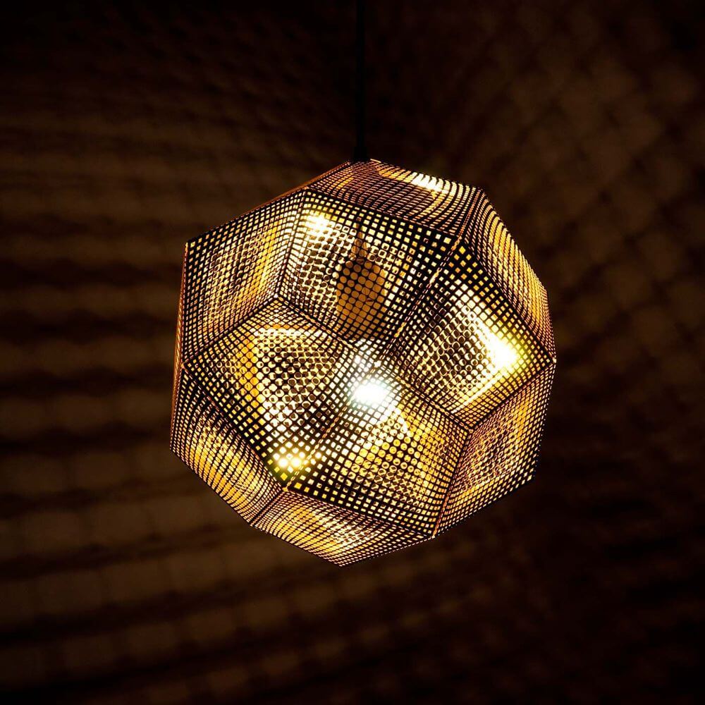 Tom Dixon Etch Metall Hängeleuchte Effektlicht mit sanftem Umgebungslicht und geometrischem Design.