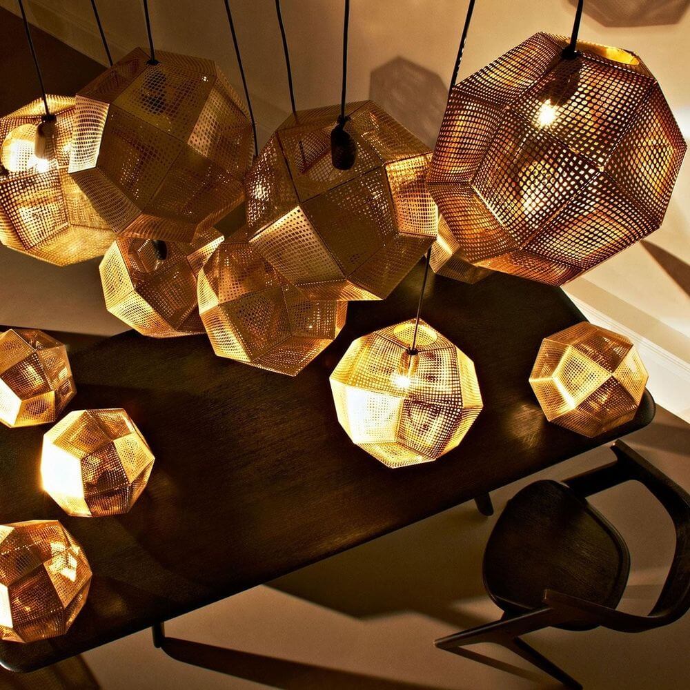 Tom Dixon Etch Metall Hängeleuchte Effektlicht über einem Tisch, sanftes Umgebungslicht und modernes Design.