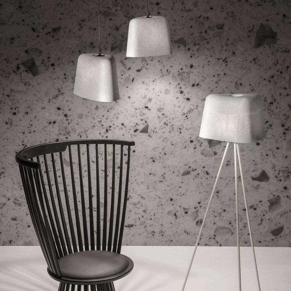 Tom Dixon Felt Pendelleuchte aus grauem Filz in modernem Raum mit schwarz gestreiften Stuhl