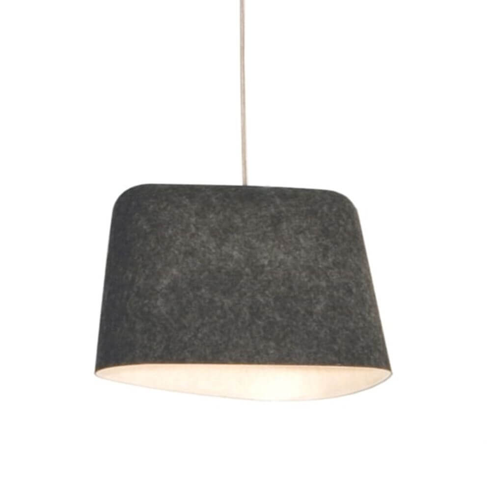 Tom Dixon Felt Akustik Pendelleuchte aus grauem Filz, mit warmem, weißem Innendesign für gemütliche Räume.