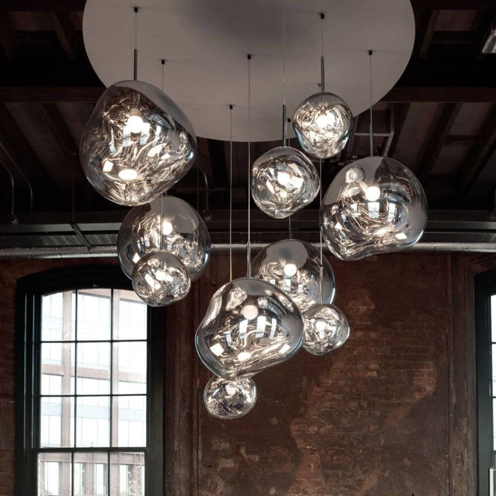 Tom Dixon Melt LED Mega XXL Hängeleuchte mit mehreren schmelzenden Lichtkugeln in einem modernen Raum.