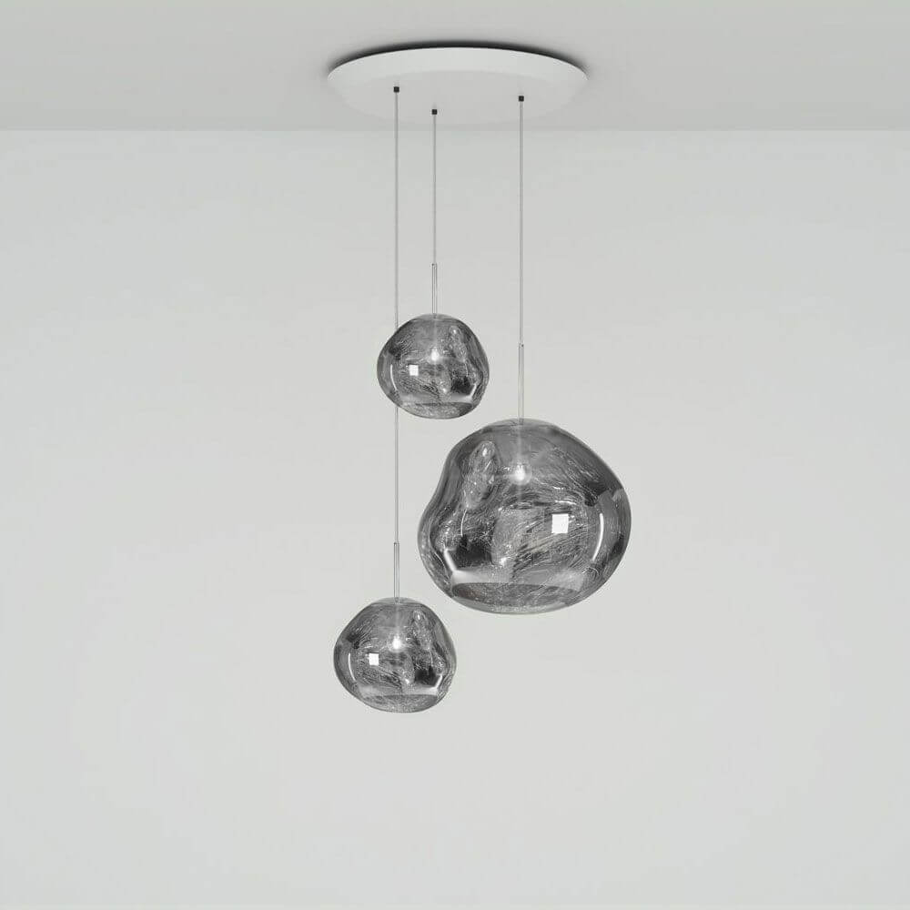 Tom Dixon Melt LED Trio Pendelleuchte 3er Mobile Ø 81cm mit schmelzenden Glasdesign in modernem Raum.