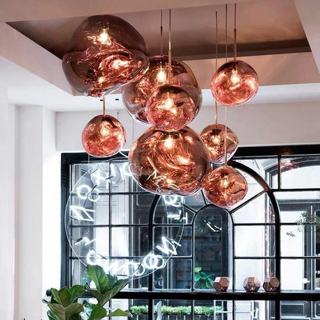 Tom Dixon Melt Large LED Hängelampe 5er Mobile mit schimmernden Lichtkugeln in modernem Interior.