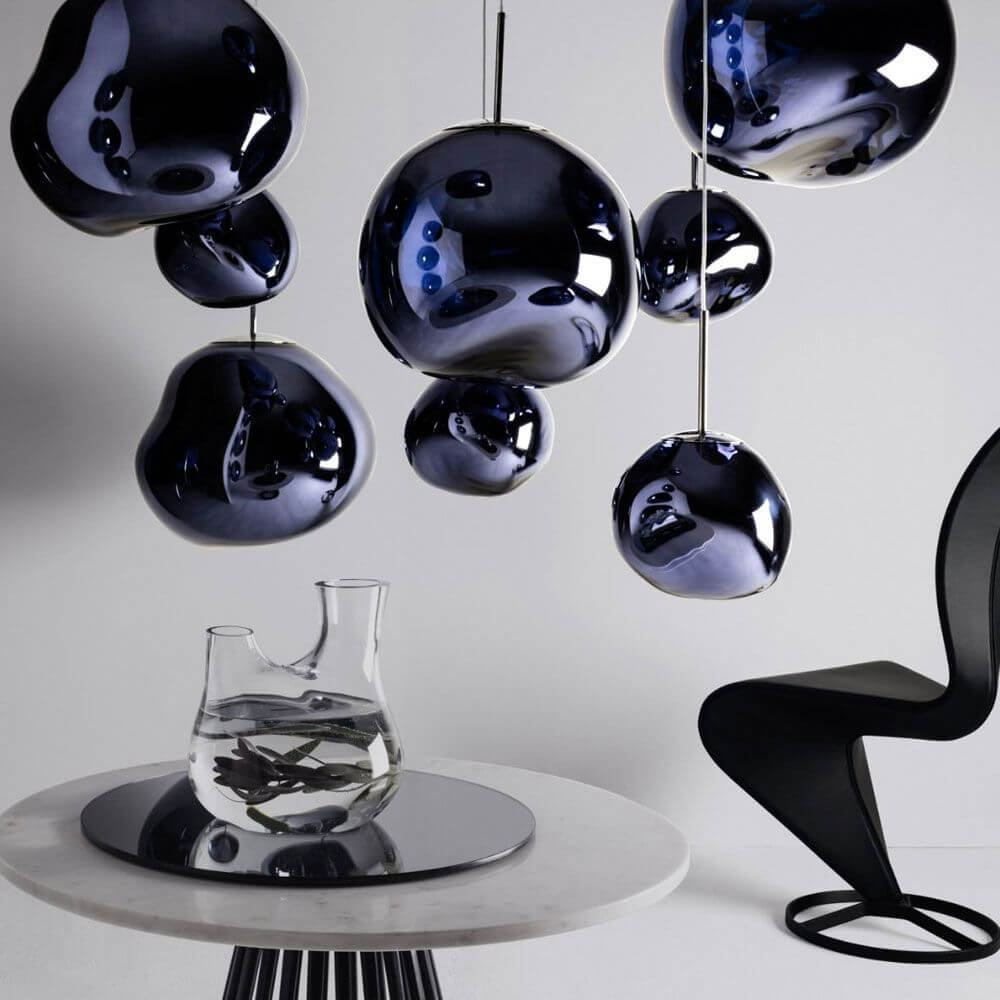 Tom Dixon Melt Mini LED Pendellampe 5er Mobile in modernem Design mit hypnotisierenden Lichtball-Formen.