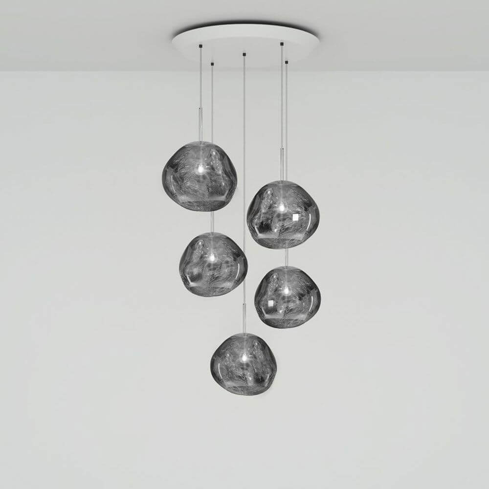 Tom Dixon Melt Mini LED Pendellampe 5er Mobile mit fünf schmelzenden Lichtkugeln in Schwarz.