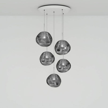 Tom Dixon Melt Mini LED Pendellampe 5er Mobile mit fünf schmelzenden Lichtkugeln in Schwarz.