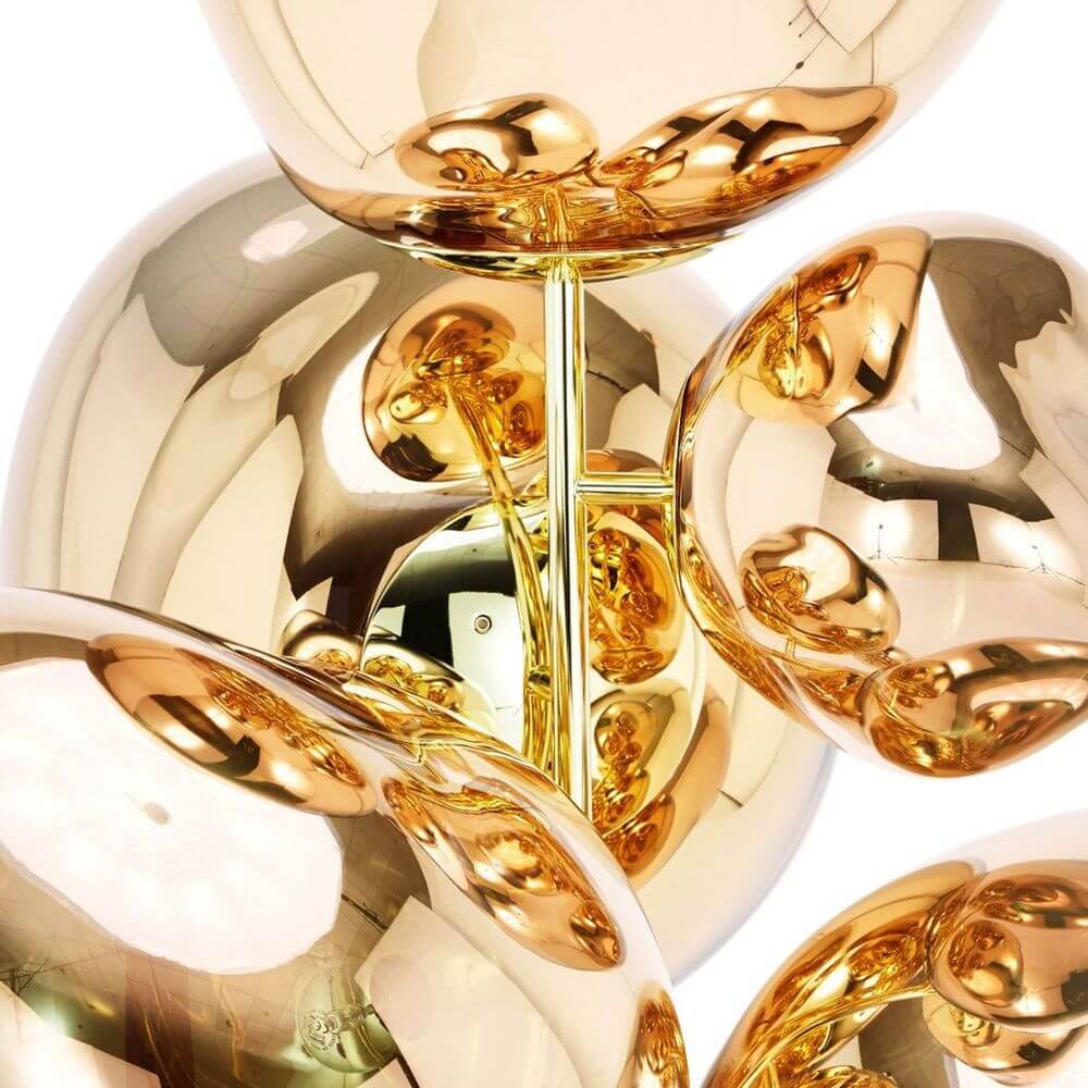 Tom Dixon Melt Stehleuchte mit glänzendem, goldfarbenem Design und dezentem Lichtspiel.