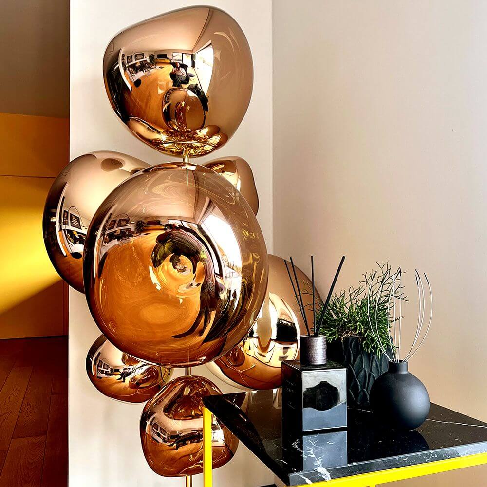 Tom Dixon Melt Stehleuchte mit glänzenden, deformierten Lichtkugeln in modernem Wohnambiente.