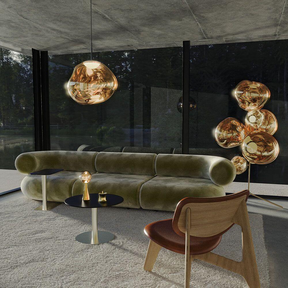 Tom Dixon Melt Stand Chandelier in modern Wohnzimmer mit olivgrüner Couch und eleganten Möbeln.