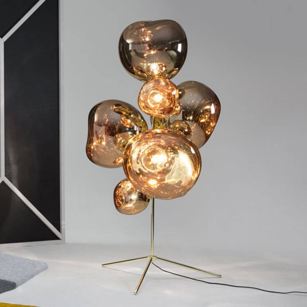 Tom Dixon Melt Stand Chandelier Stehleuchte mit deformierten Lichtglobussen und metallischem Glanz.