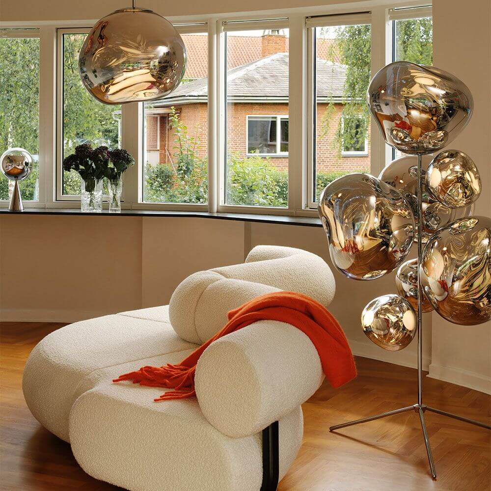 Tom Dixon Melt Stehleuchte im modernen Wohnzimmer mit eleganter Sofa-Landschaft und großem Fenster.