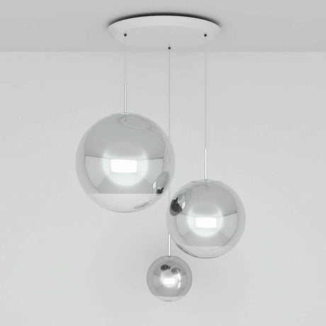 Tom Dixon Mirror Ball 3er Mobile Galerieleuchte in Chrom-Optik mit drei schwebenden runden Spiegelkugeln.