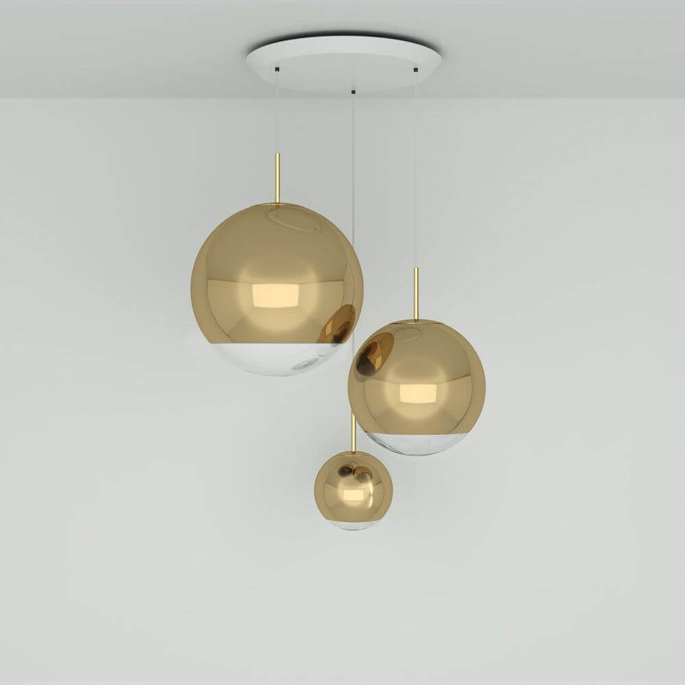 Tom Dixon Mirror Ball 3er Mobile Galerieleuchte in goldenen Farben, schwebend von der Decke.