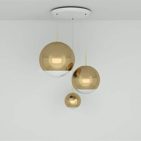 Tom Dixon Mirror Ball 3er Mobile Galerieleuchte in goldenen Farben, schwebend von der Decke.