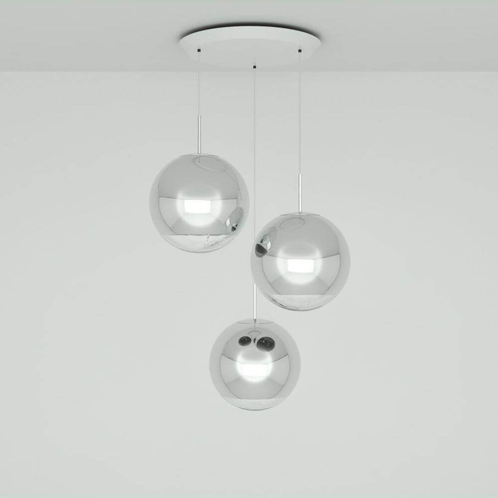 Tom Dixon Mirror Ball 40cm 3er Pendellampe in Chrom-Optik mit drei reflektierenden Kugeln an der Decke.