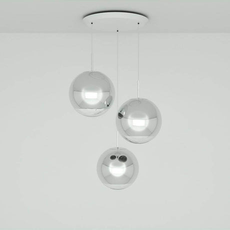 Tom Dixon Mirror Ball 40cm 3er Pendellampe in Chrom-Optik mit drei reflektierenden Kugeln an der Decke.