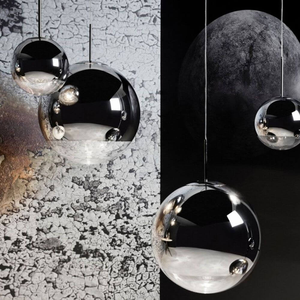 Tom Dixon Mirror Ball 40cm 3er Pendellampe in einer modernen Innenraumgestaltung mit reflektierenden Oberflächen.