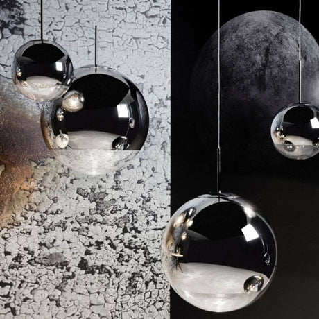 Tom Dixon Mirror Ball 40cm 3er Pendellampe in einer modernen Innenraumgestaltung mit reflektierenden Oberflächen.