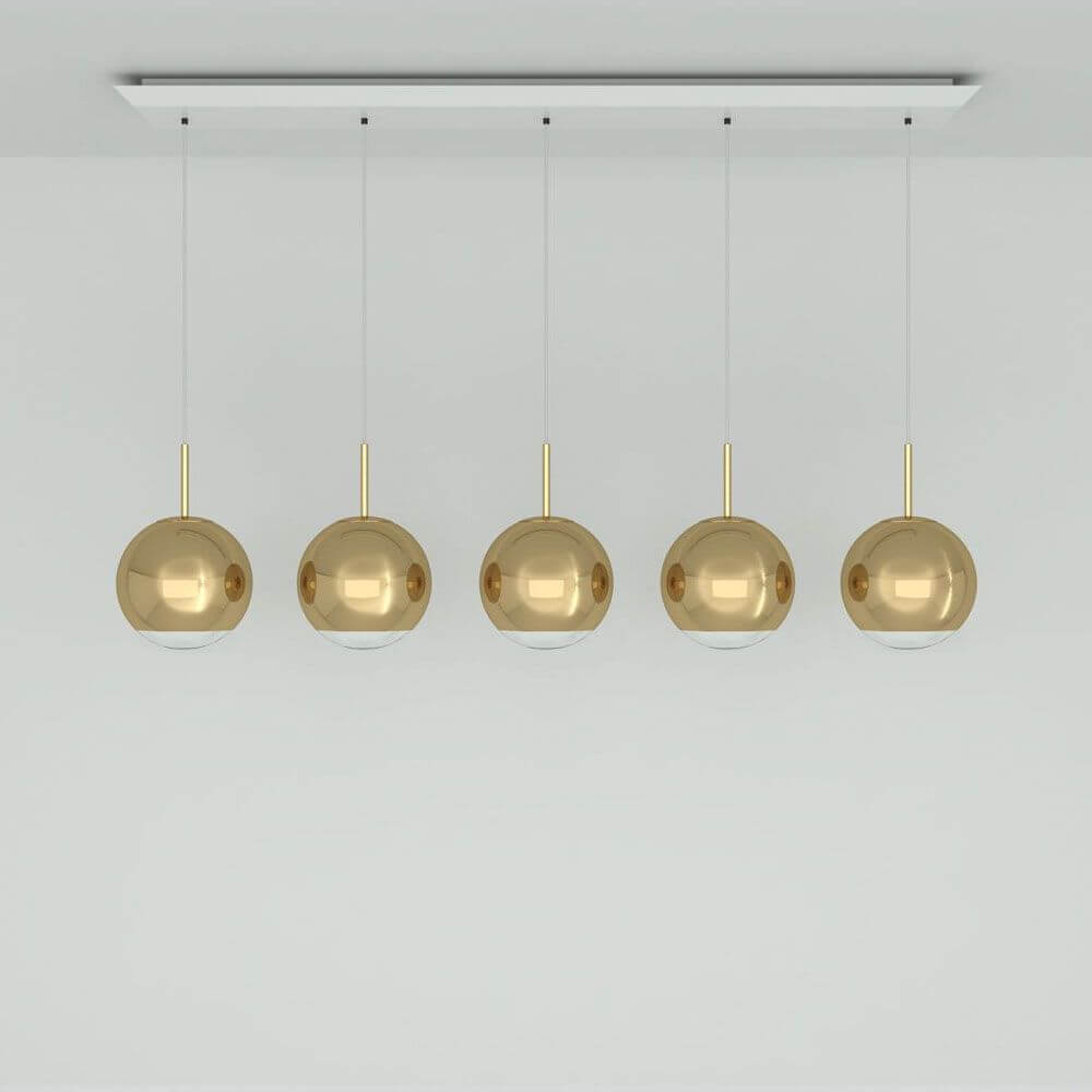 Tom Dixon Mirror Ball 5er Hängelampe in goldenen Kugeln, modern und elegant über einem Raum hängend.