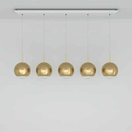 Tom Dixon Mirror Ball 5er Hängelampe in goldenen Kugeln, modern und elegant über einem Raum hängend.