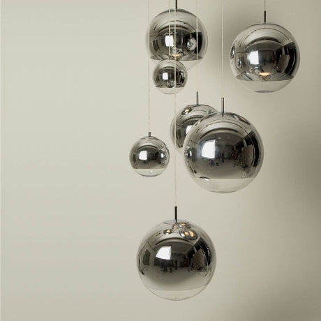 Tom Dixon Mirror Ball LED Spiegelkugel Hängeleuchte in verschiedenen Größen an der Decke hängend.